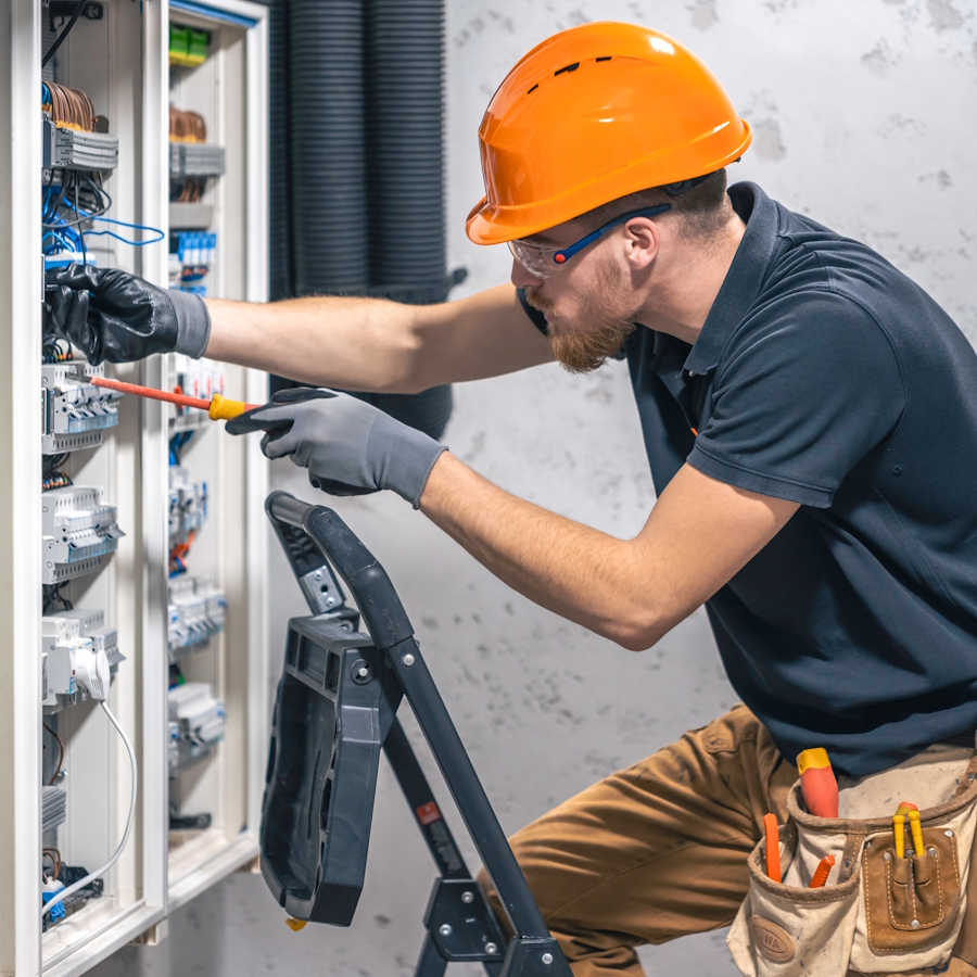 Elektrik panelinde çalışan elektrik firması çalışanı
